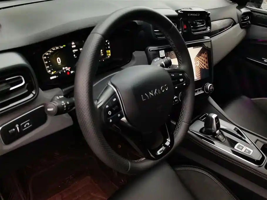 Lynk & Co 02