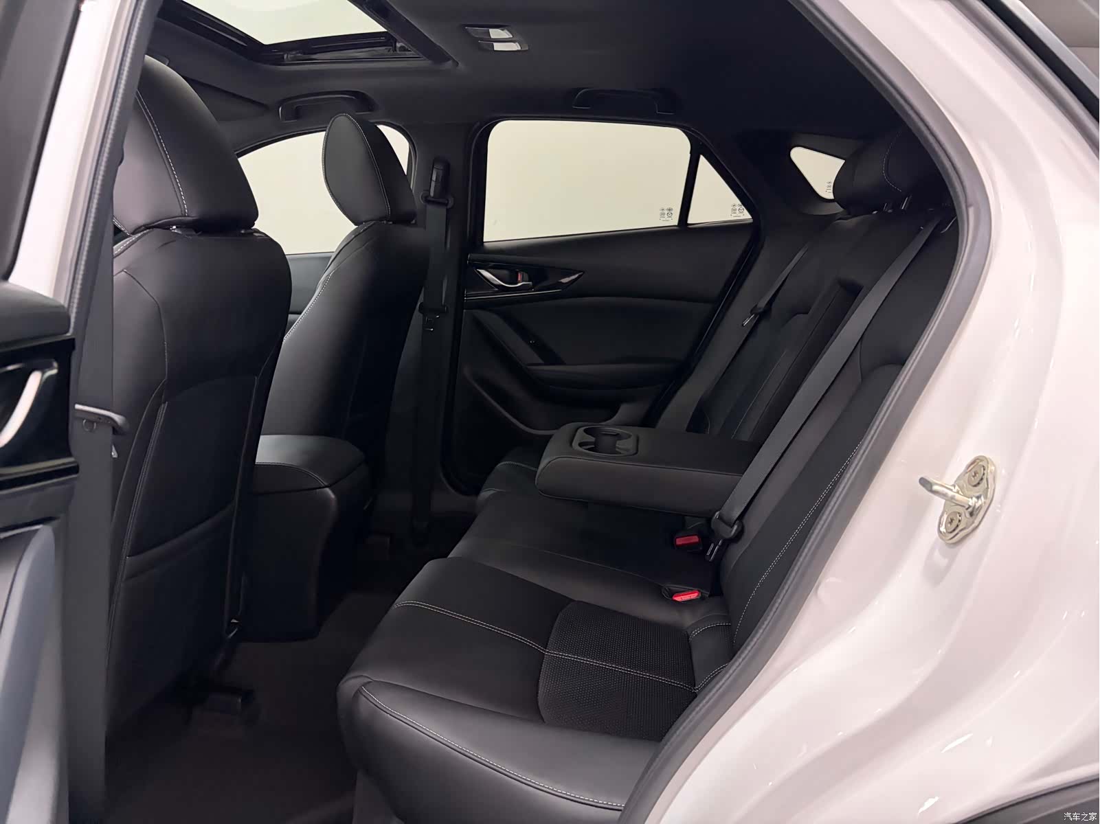Mazda CX-4, 2023 14