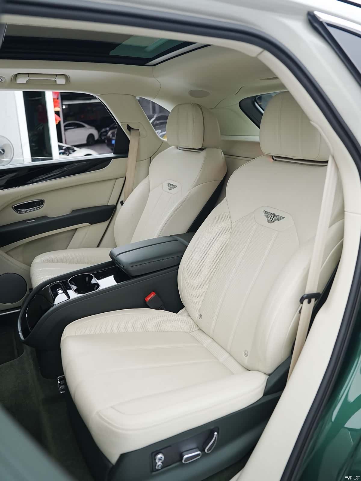 Bentley Bentayga, 2021 10