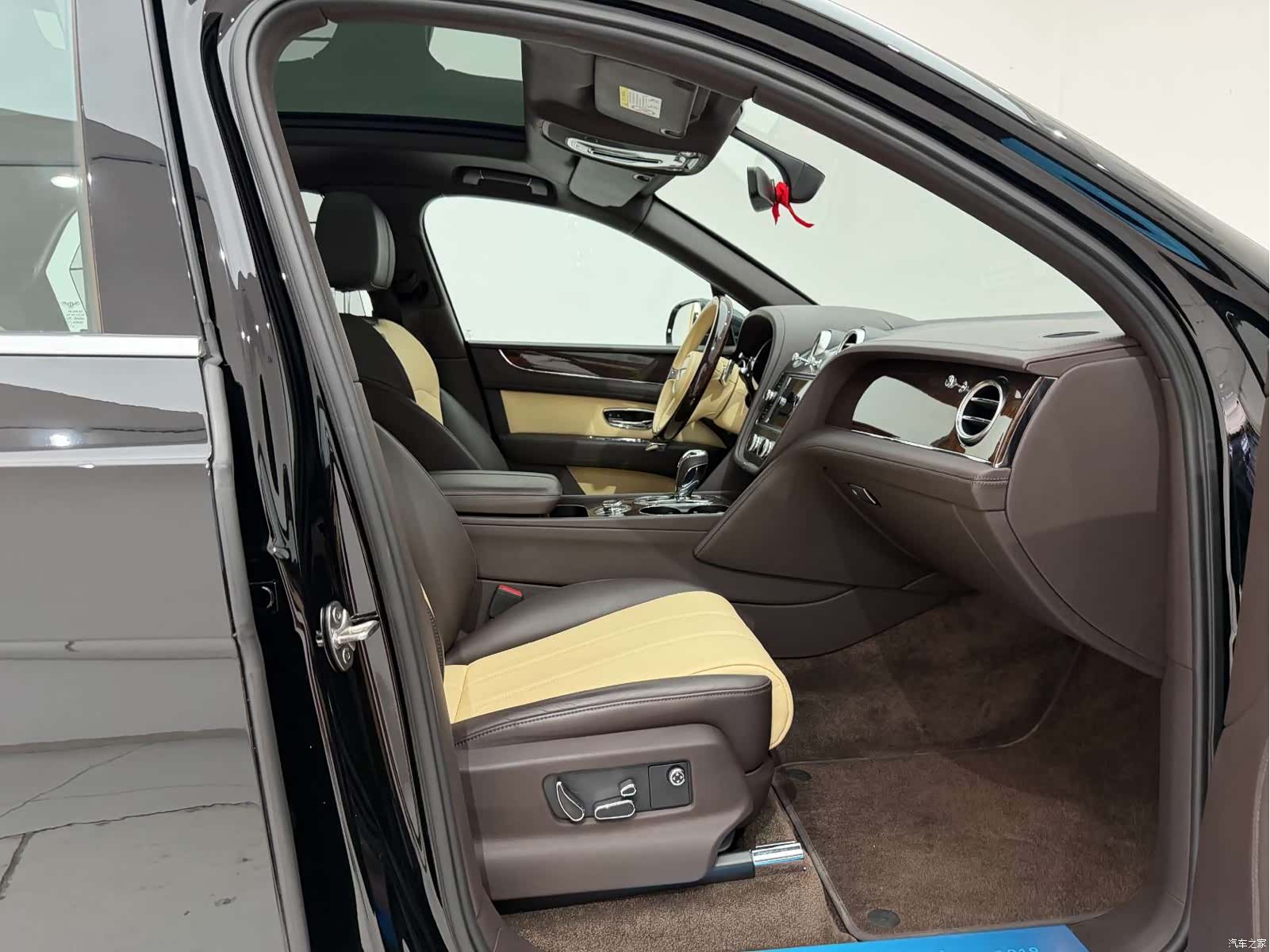 Bentley Bentayga, 2019 19