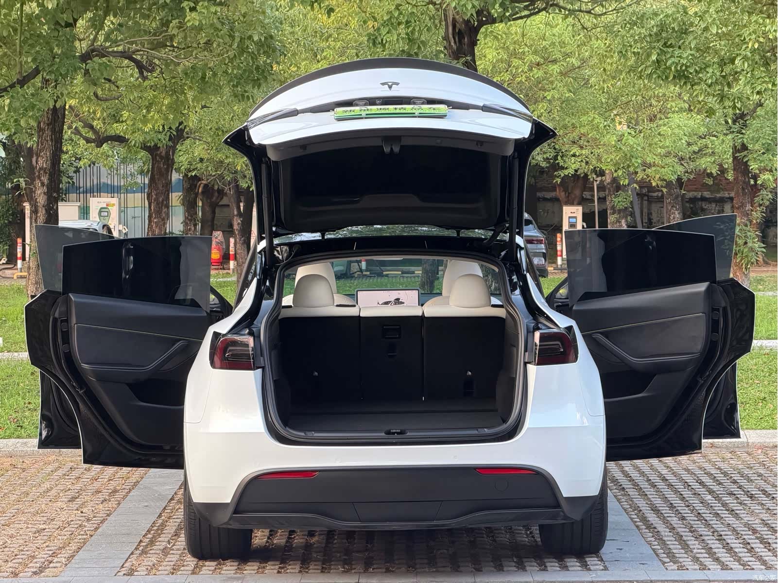 Tesla Model Y, 2023 10