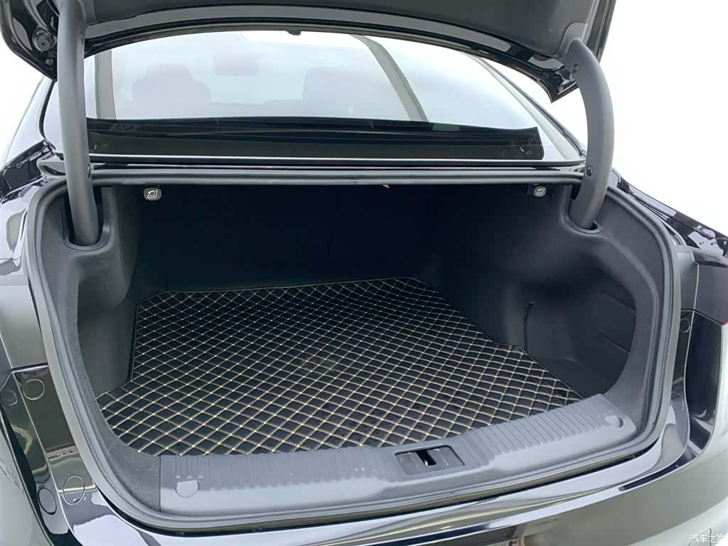 Hongqi H5, 2024 10