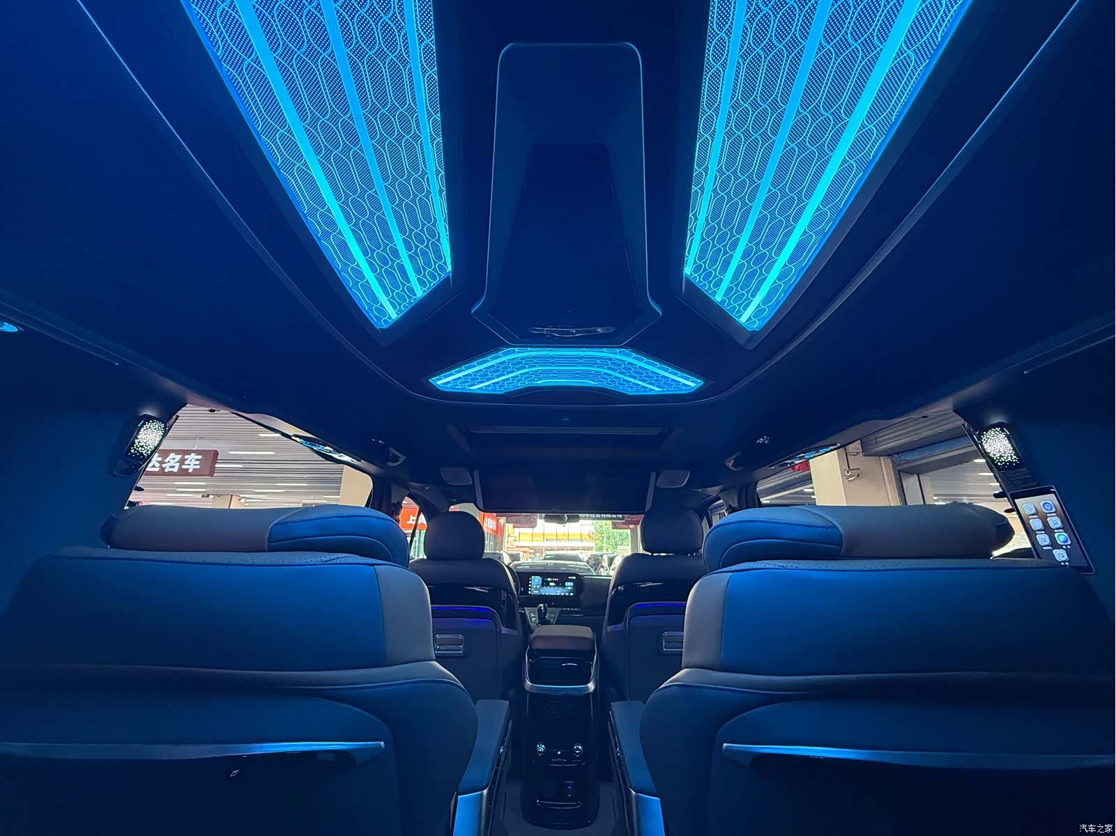 Ford Tourneo, 2025 11