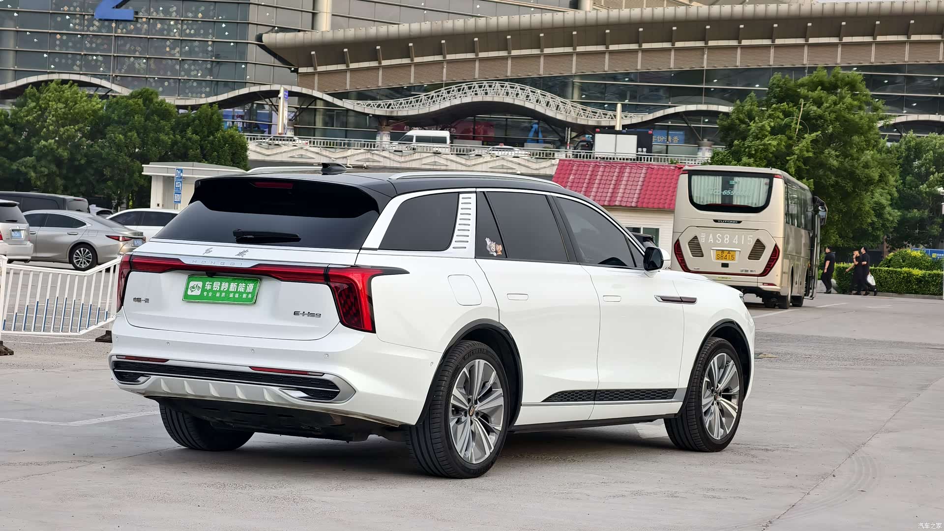 Hongqi E-HS9, 2022 6