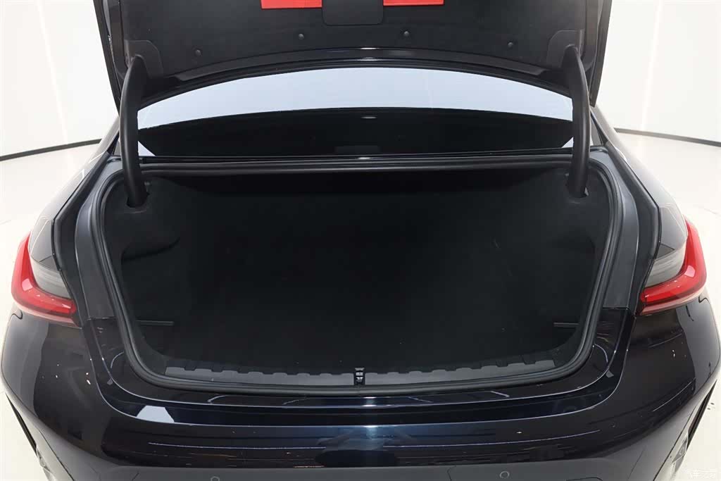 BMW 3 Series, 2025 10