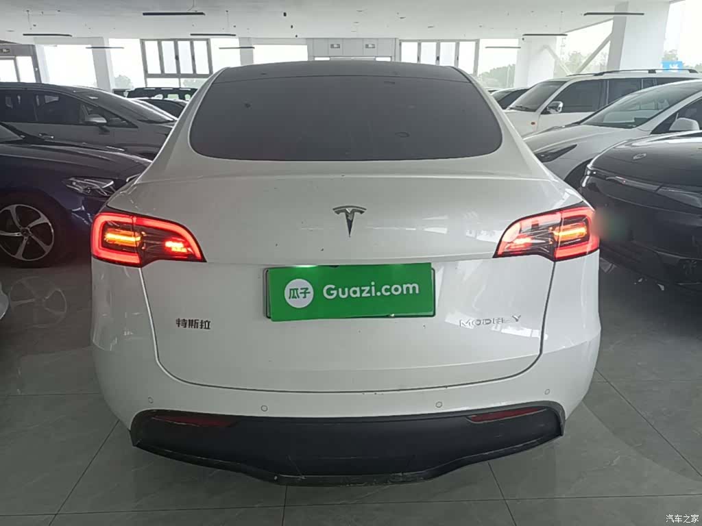 Tesla Model Y, 2023 4
