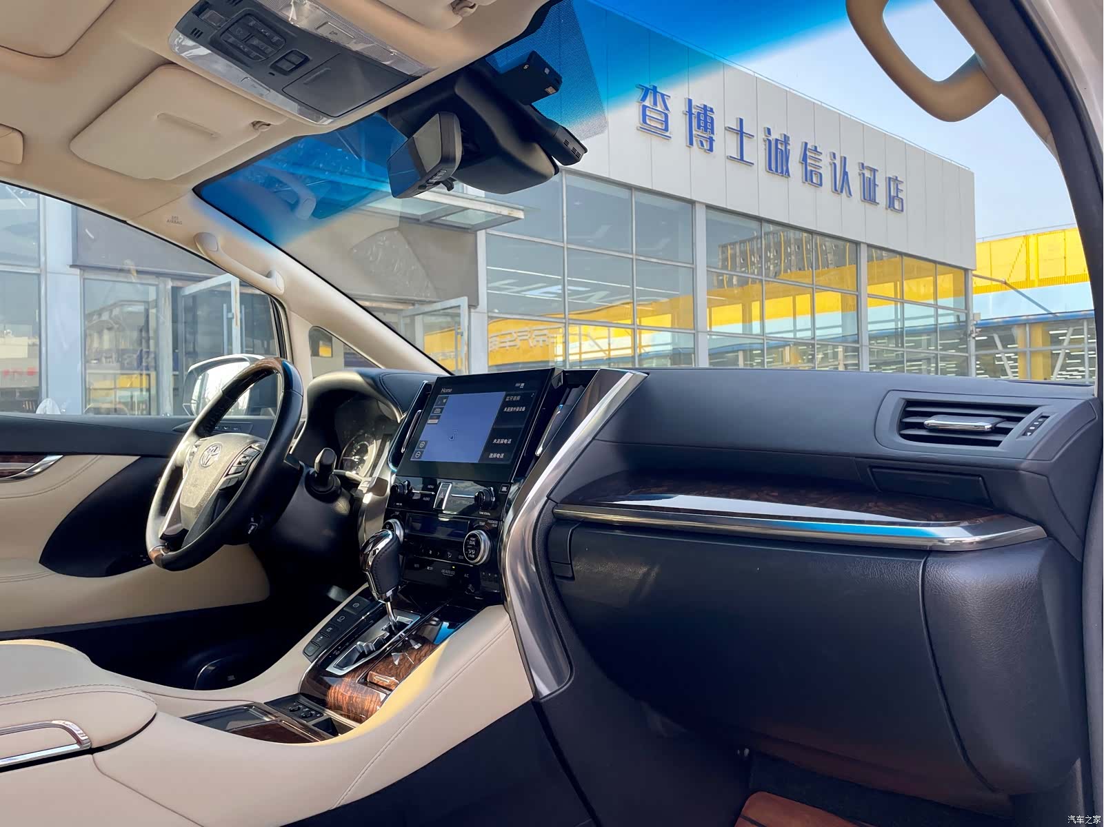 Toyota Alphard, 2020 3