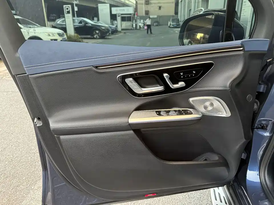 Mercedes-Benz EQE SUV