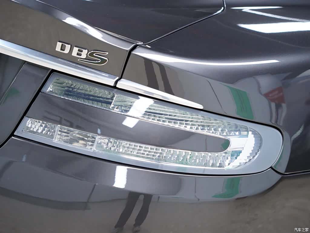 Aston Martin DBS, 2010 все фото
