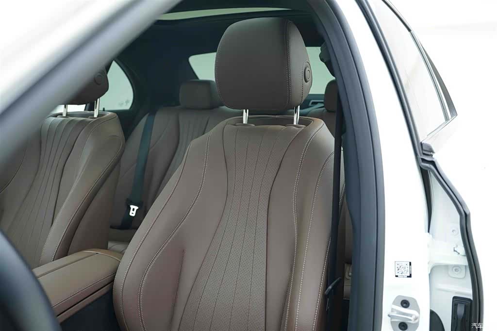 Mercedes-Benz E-Class, 2022 13