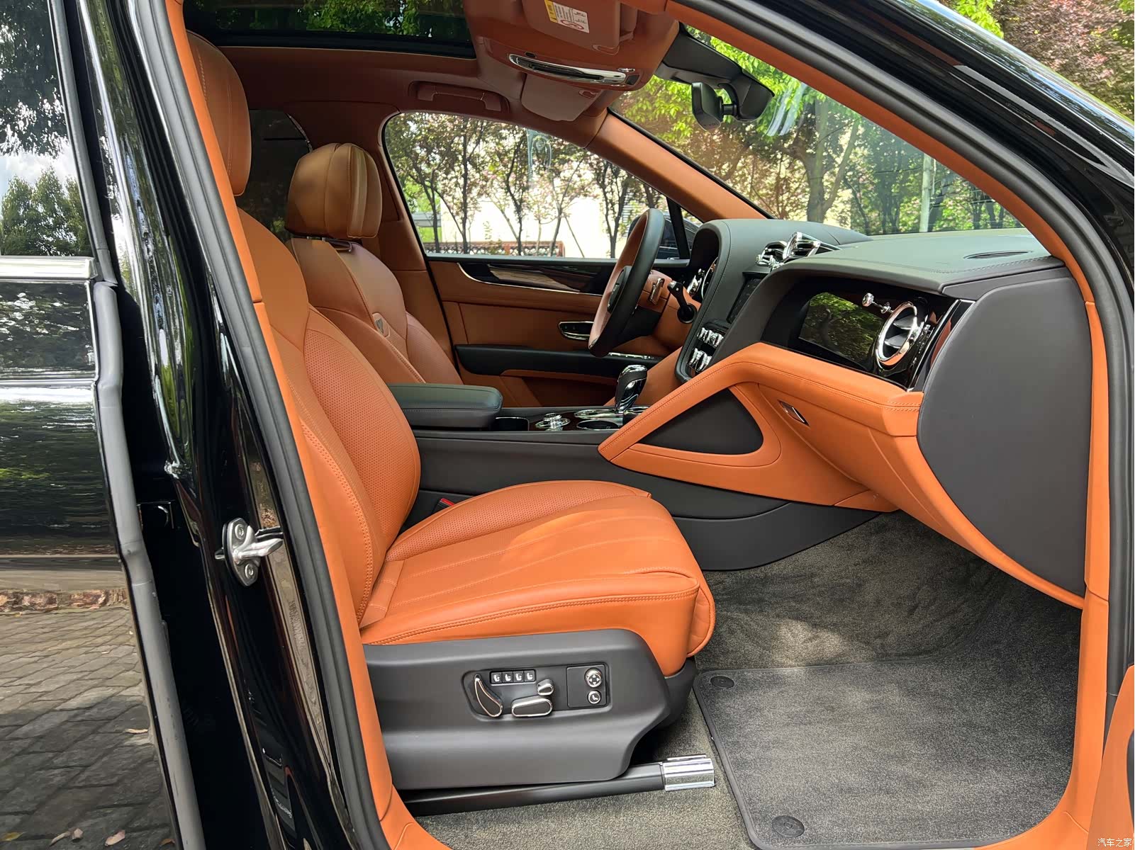 Bentley Bentayga, 2023 9