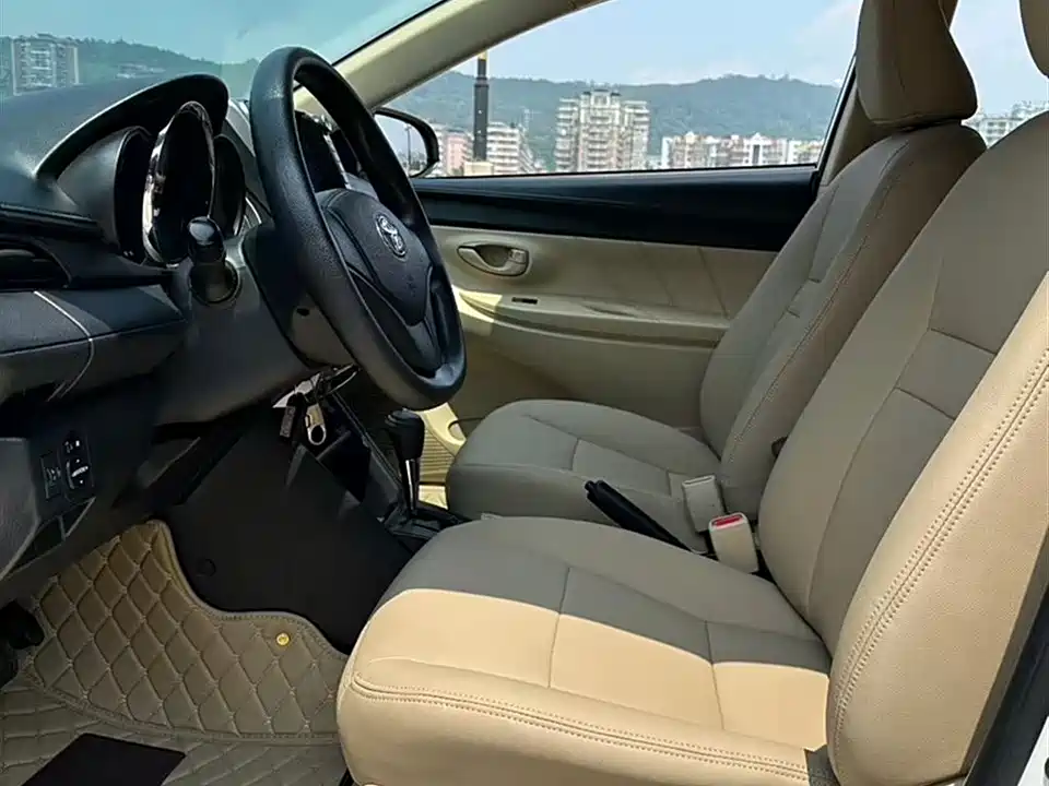 Toyota YARiS L to enjoy