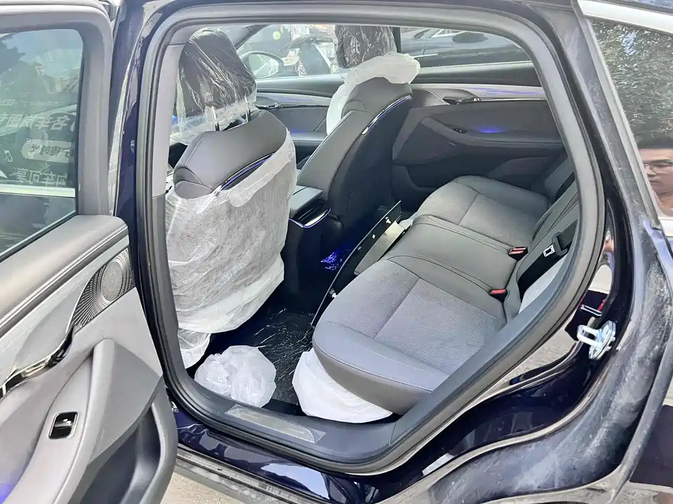 VOYAH Lantu chasing light