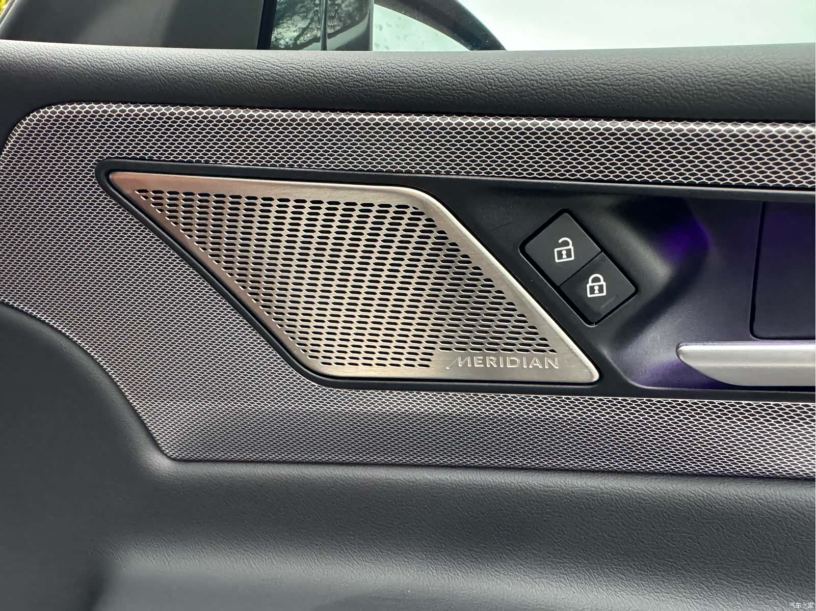 Land Rover XEL, 2025 19