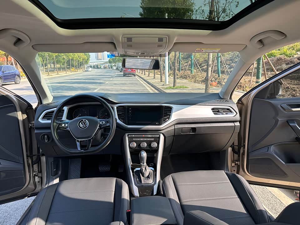 Volkswagen T-ROC exploring Songs