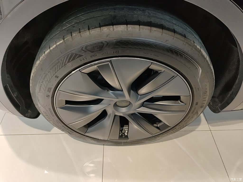 Tesla Model Y, 2023 23
