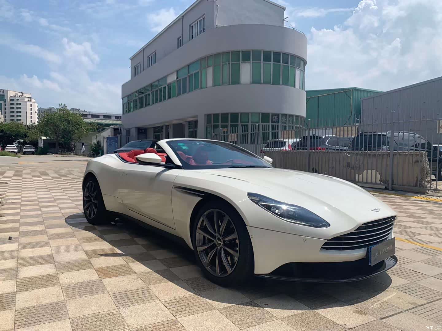 Aston Martin DB11, 2023 4