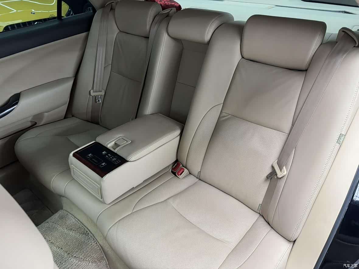 Toyota Crown, 2011 11