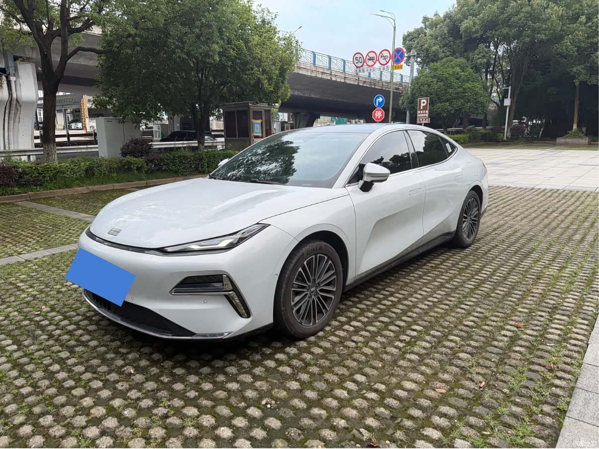Geely 8, 2025 1