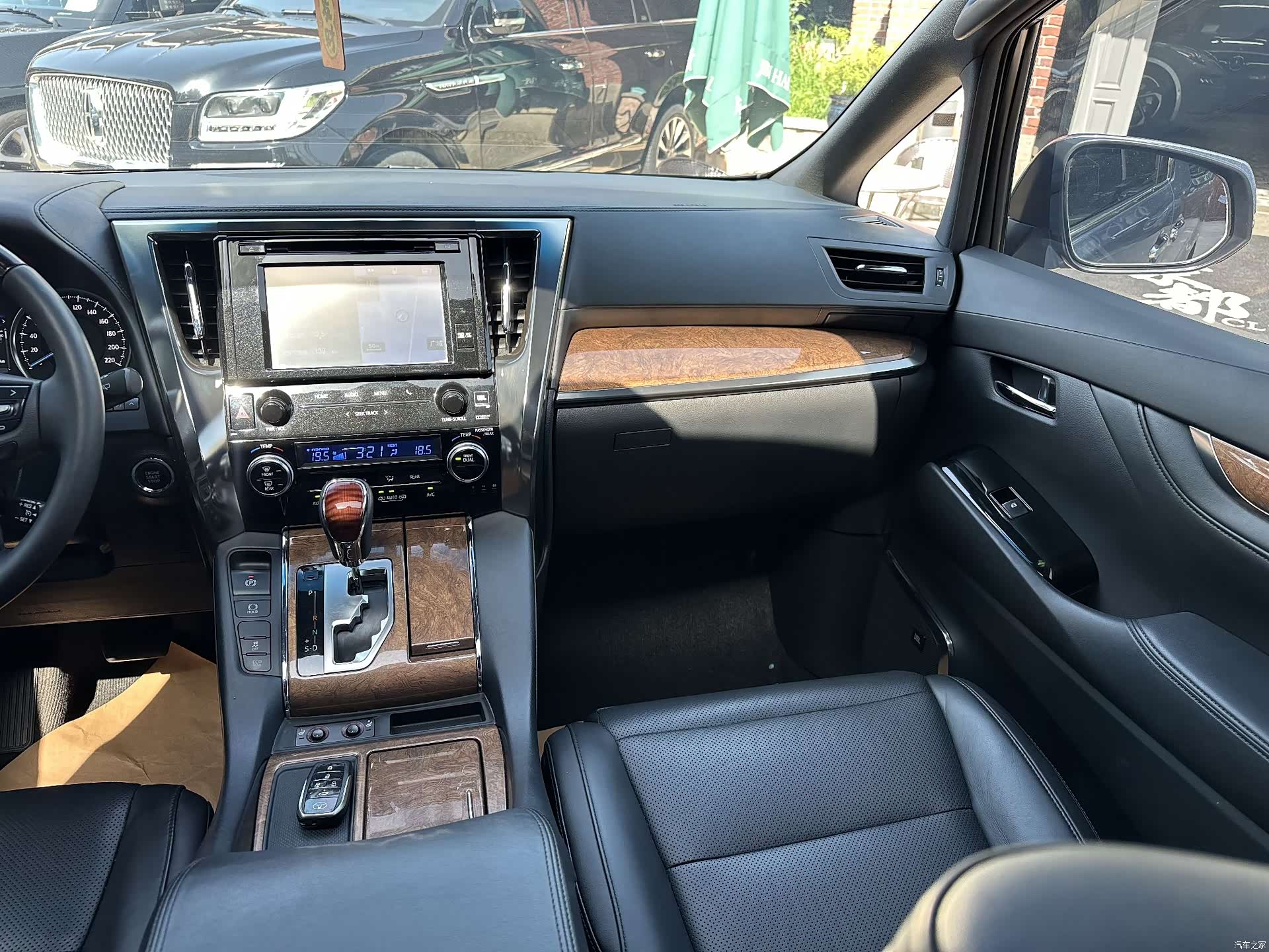 Toyota Alphard, 2017 16