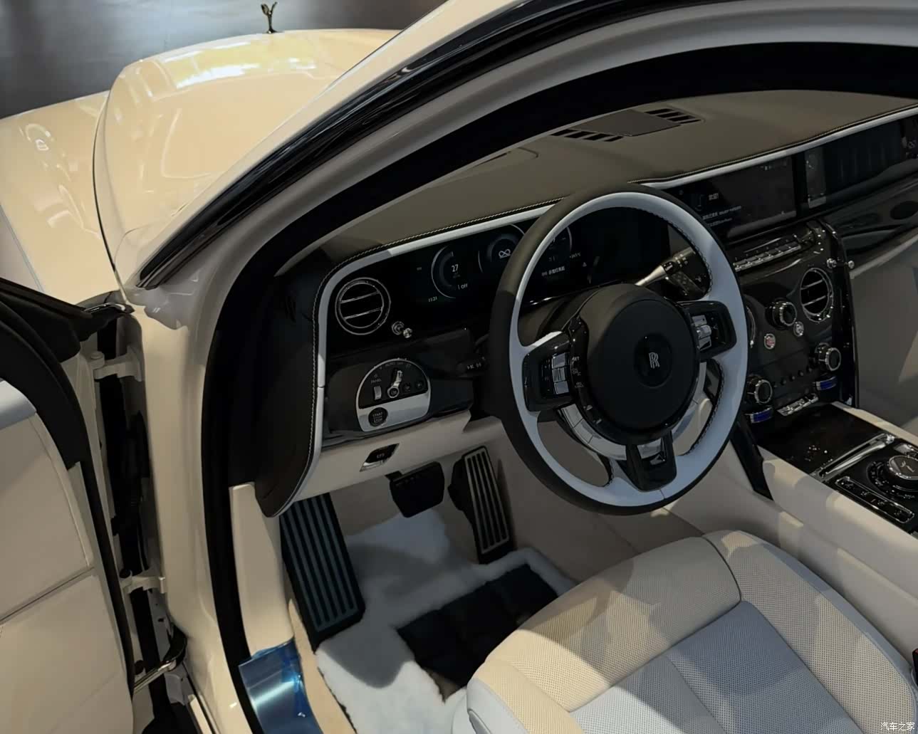 Rolls-Royce Cullinan, 1900 12