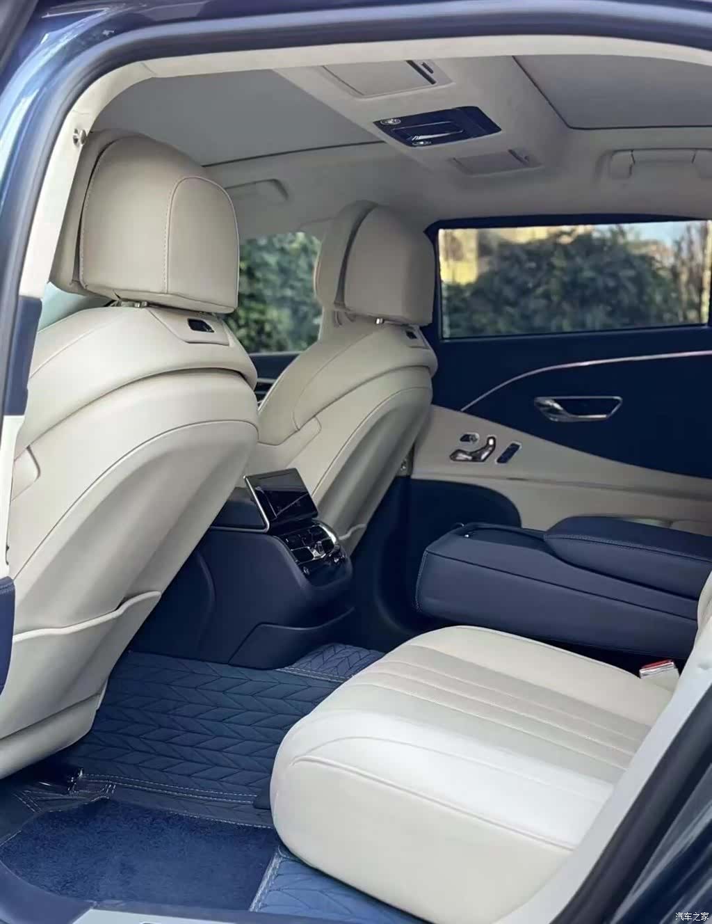 Bentley Flying Spur, 2023 8