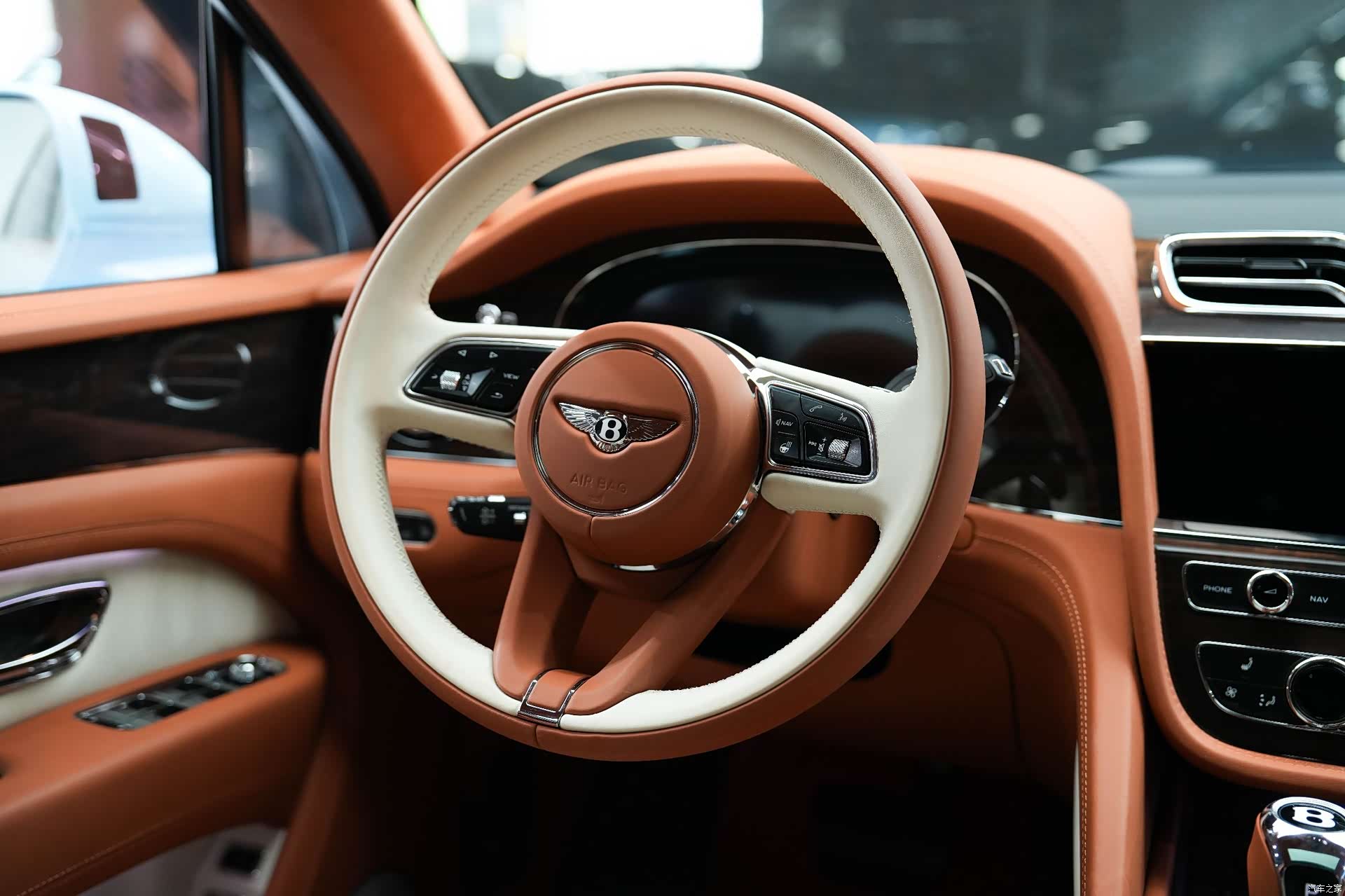 Bentley Bentayga, 2024 14