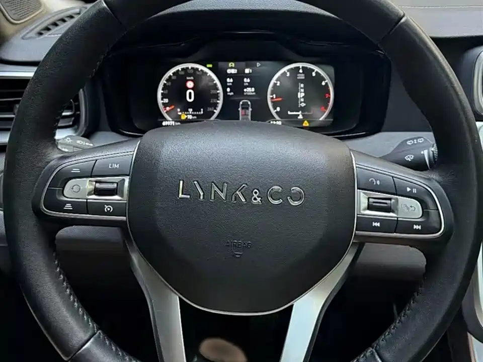 Lynk & Co 01