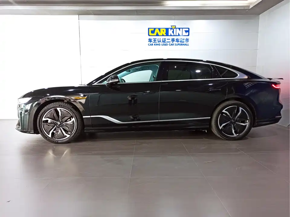 VOYAH Lantu chasing light