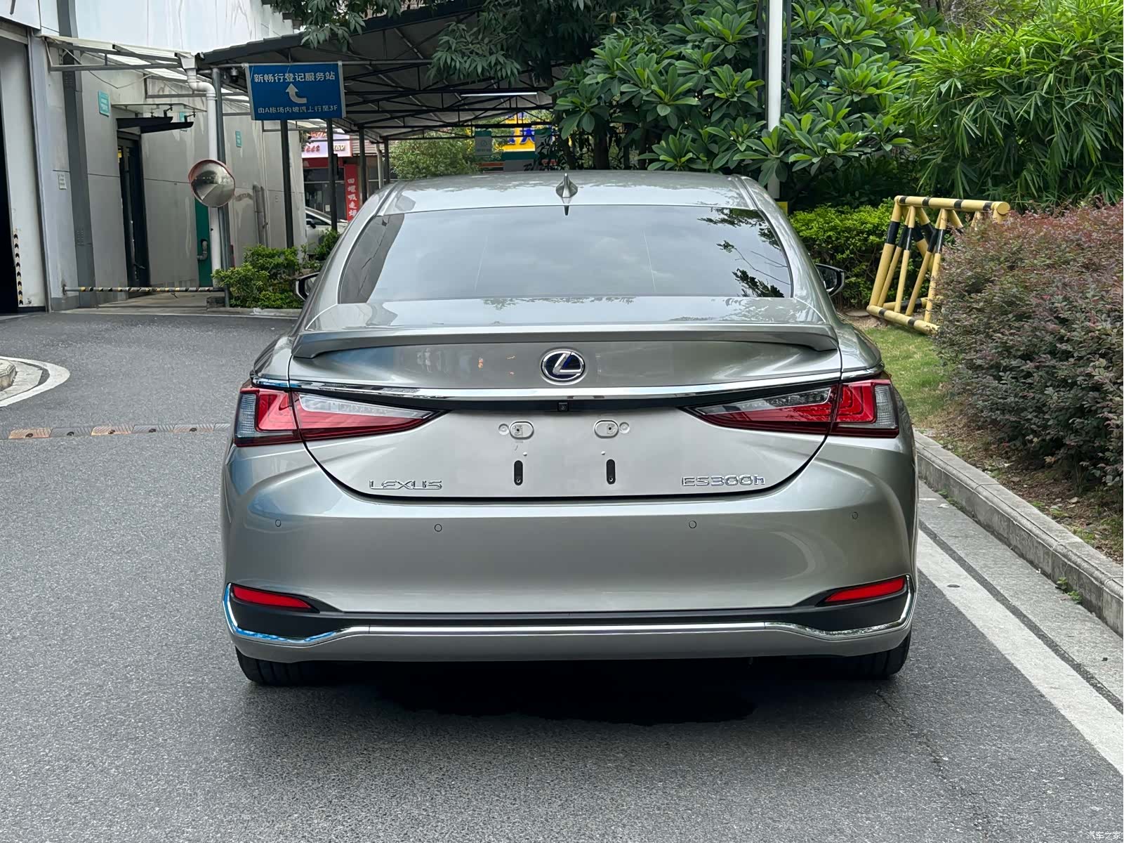 Lexus ES, 2022 все фото