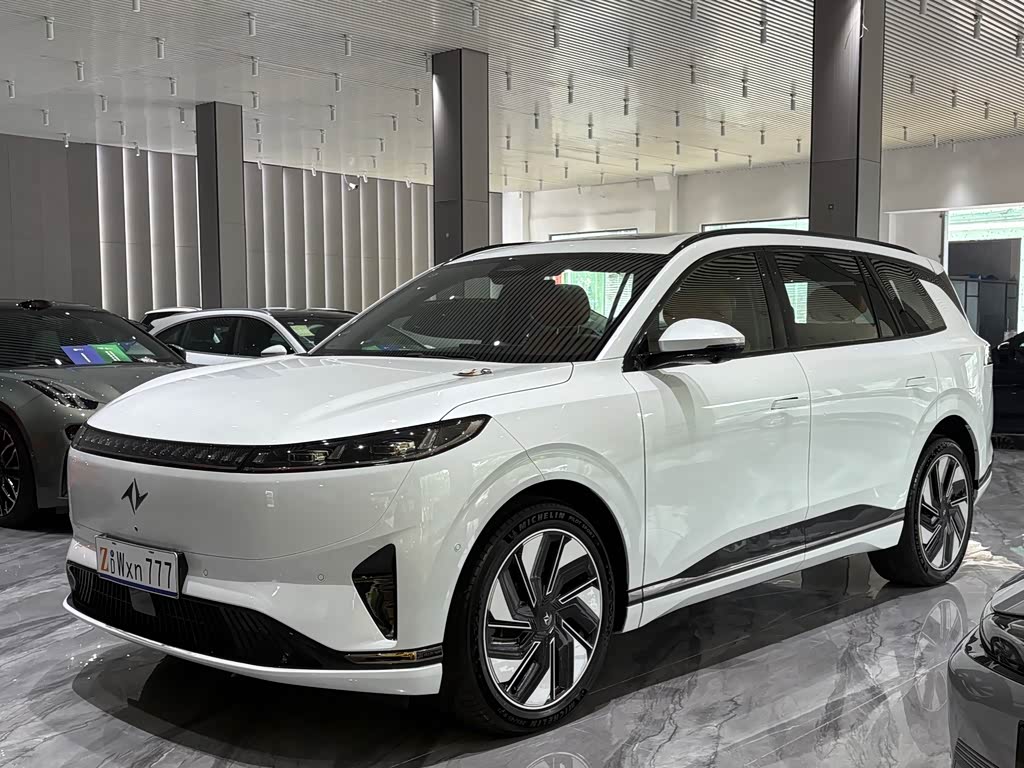 Dongfeng eπ008