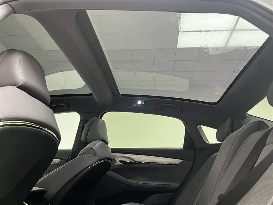 VOYAH Lantu chasing light