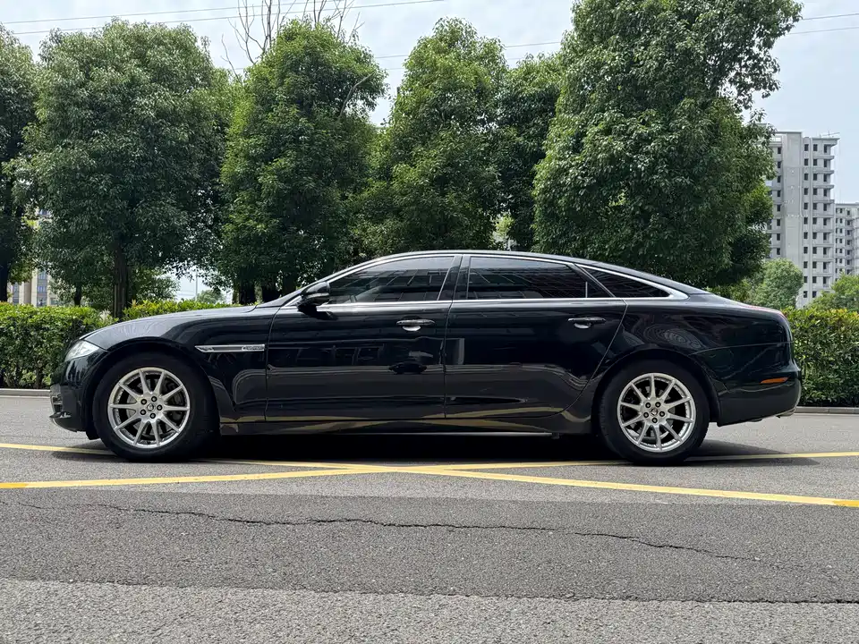 Jaguar XJ