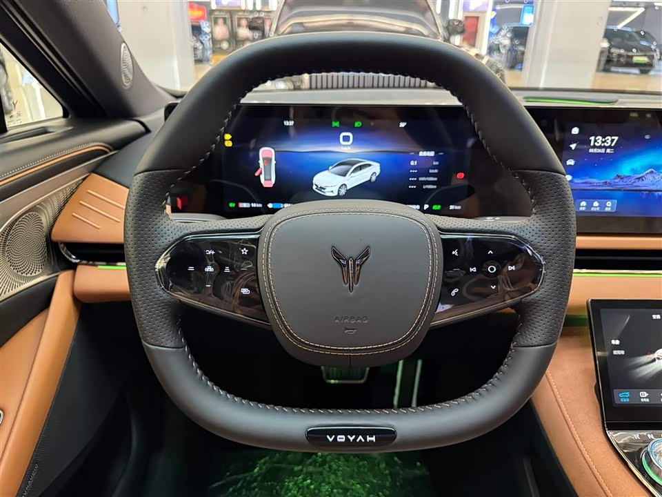 VOYAH Lantu chasing light