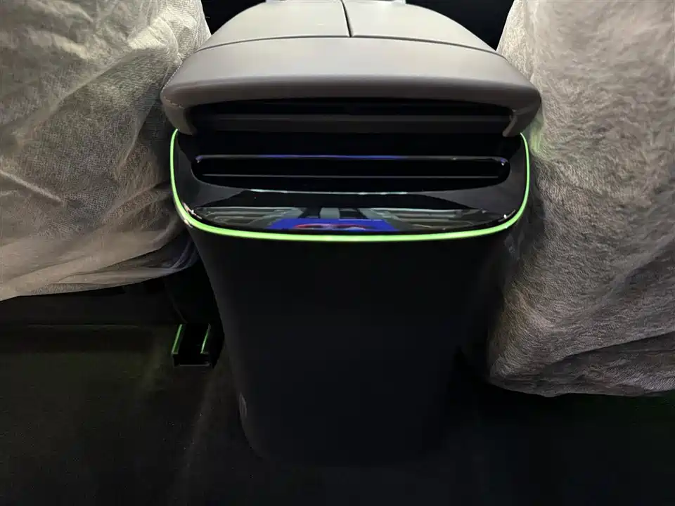 VOYAH Lantu chasing light