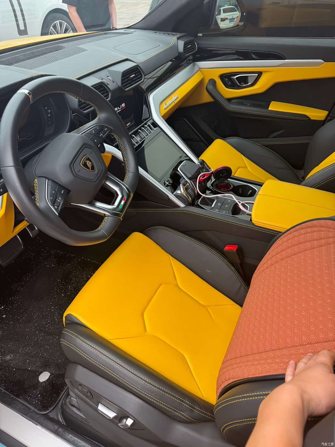 Lamborghini Urus, 2023 9