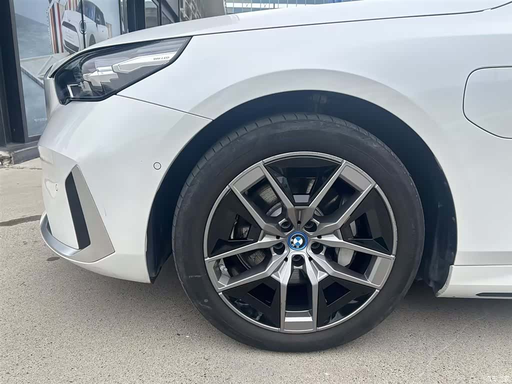 BMW i5, 2025 11