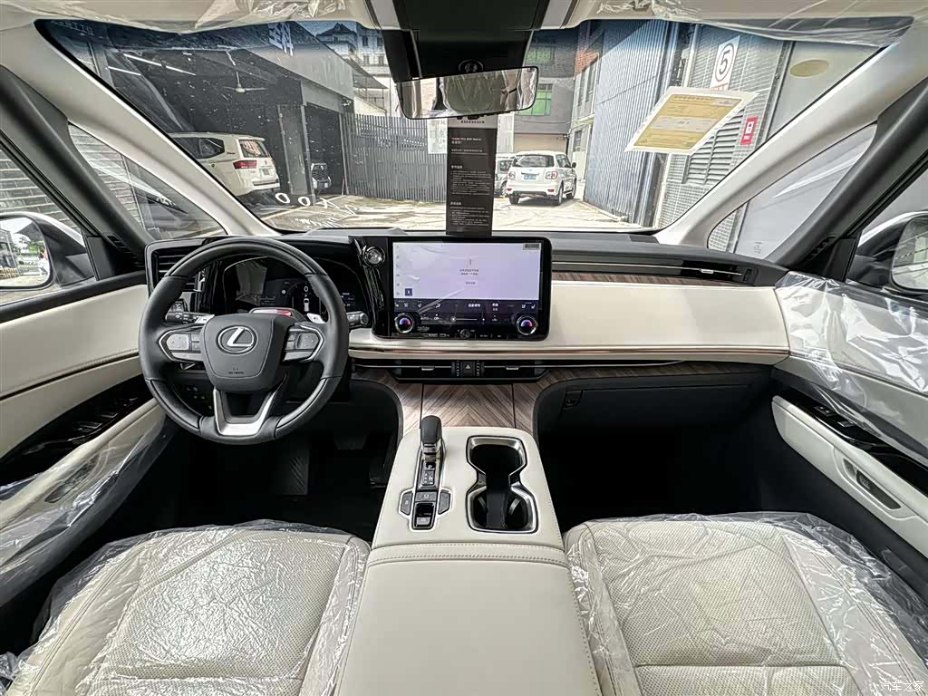 Lexus LM, 2025 8