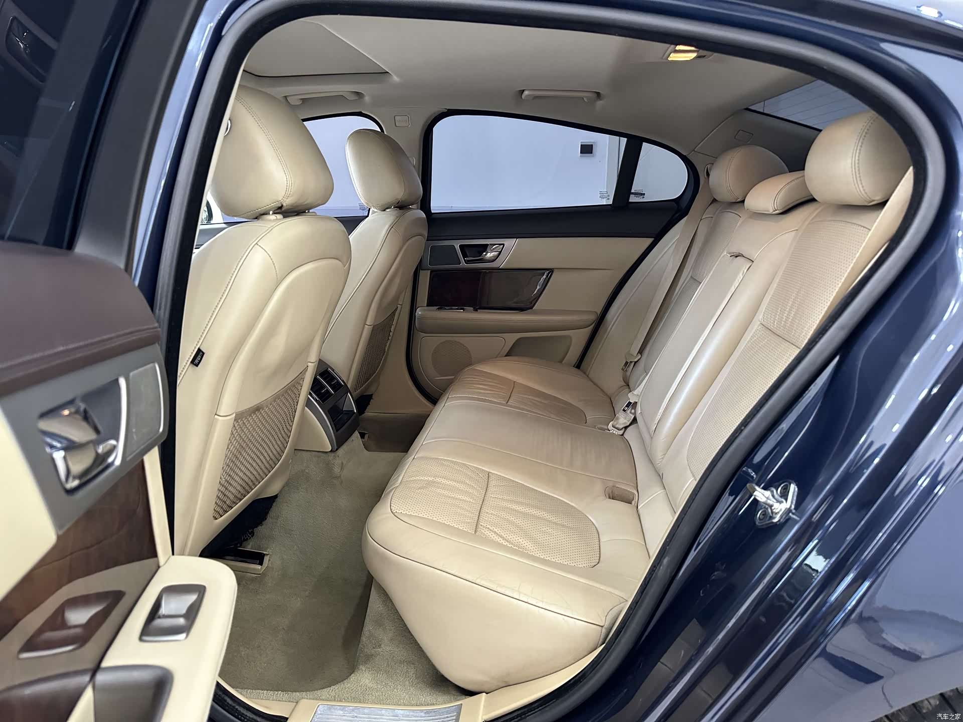 Jaguar XF, 2009 11