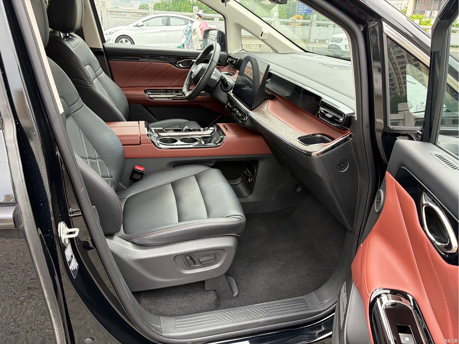 Trumpchi E8, 2025 10