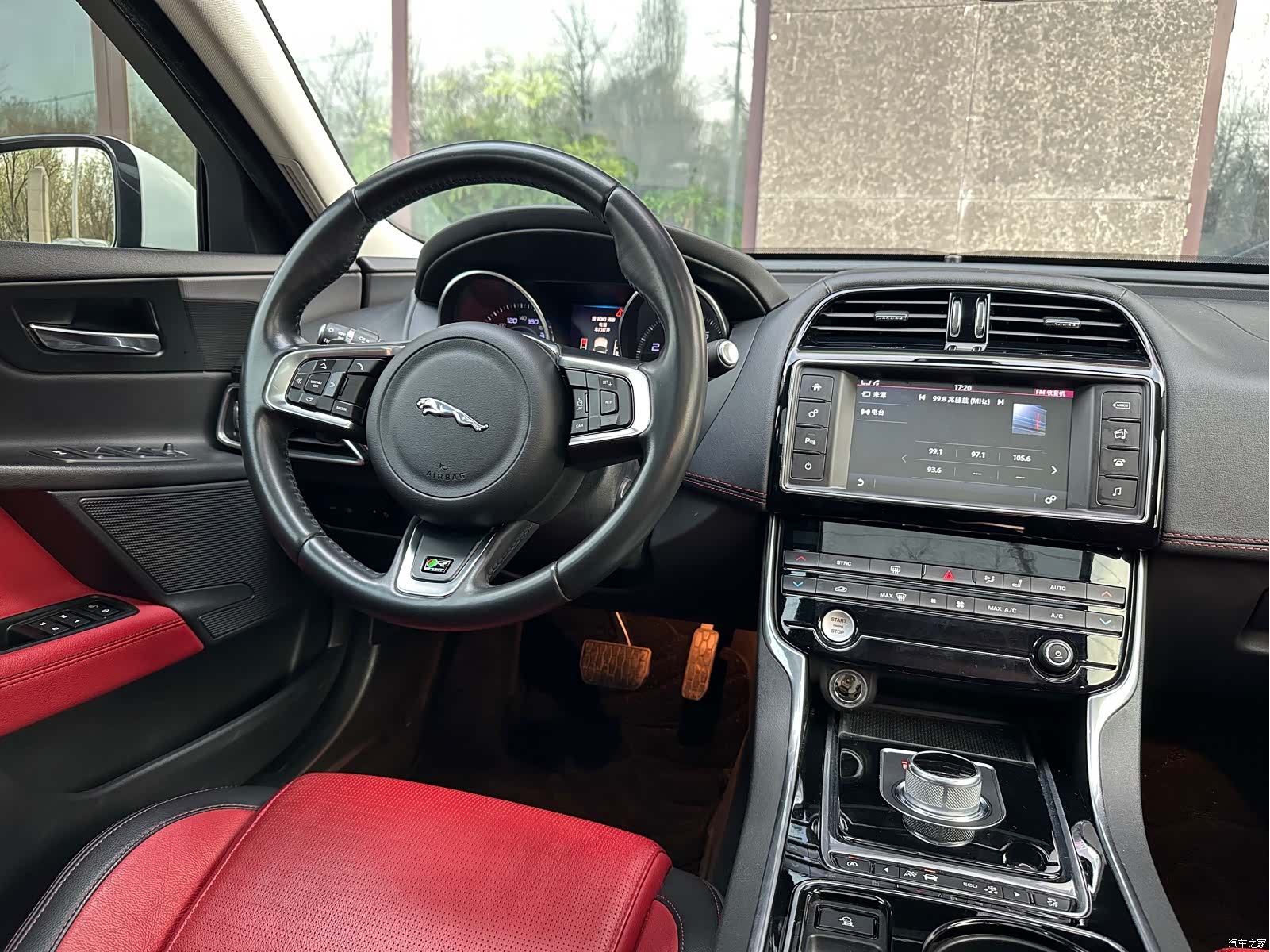 Jaguar XE, 2015 13