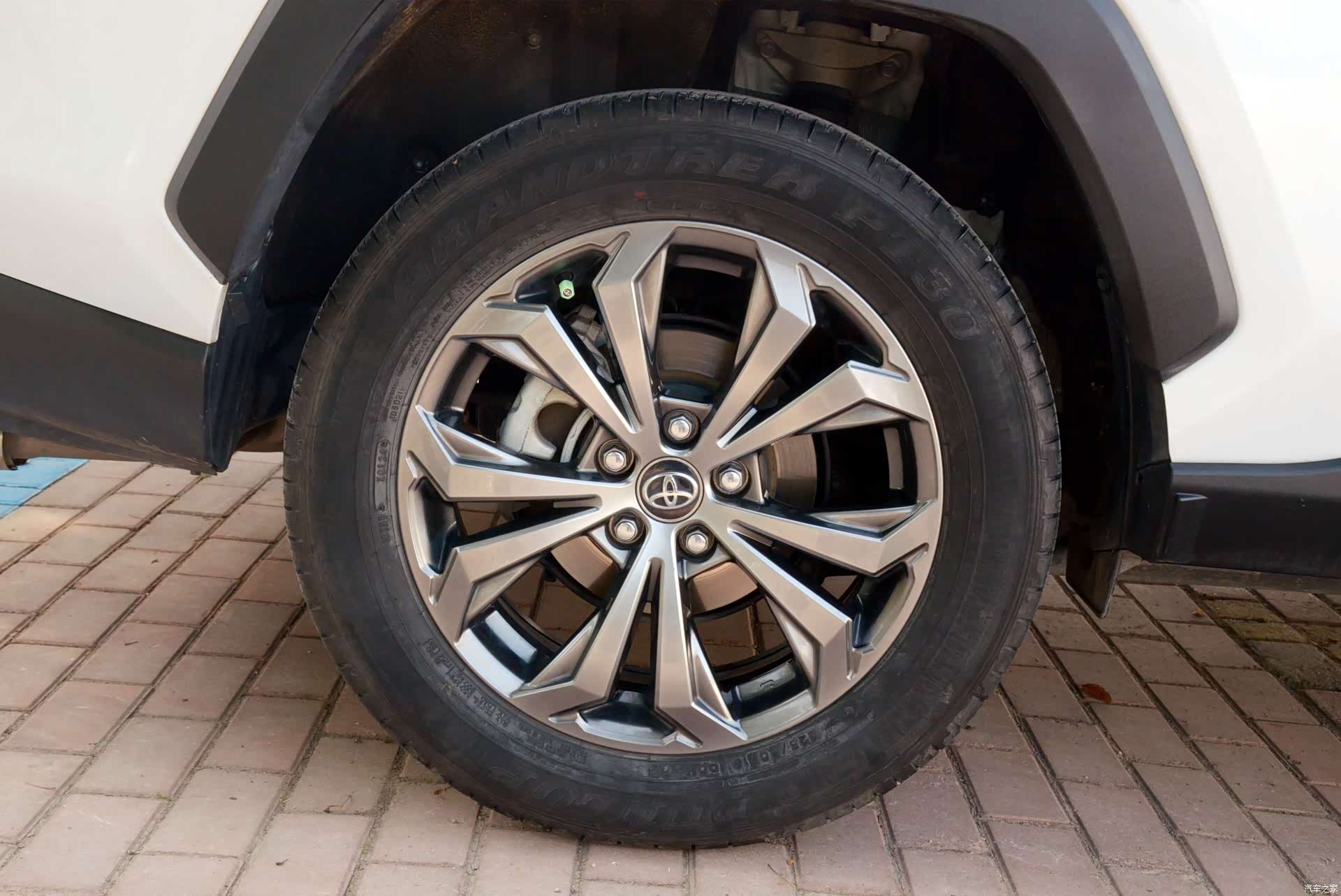 Toyota RAV4, 2024 3