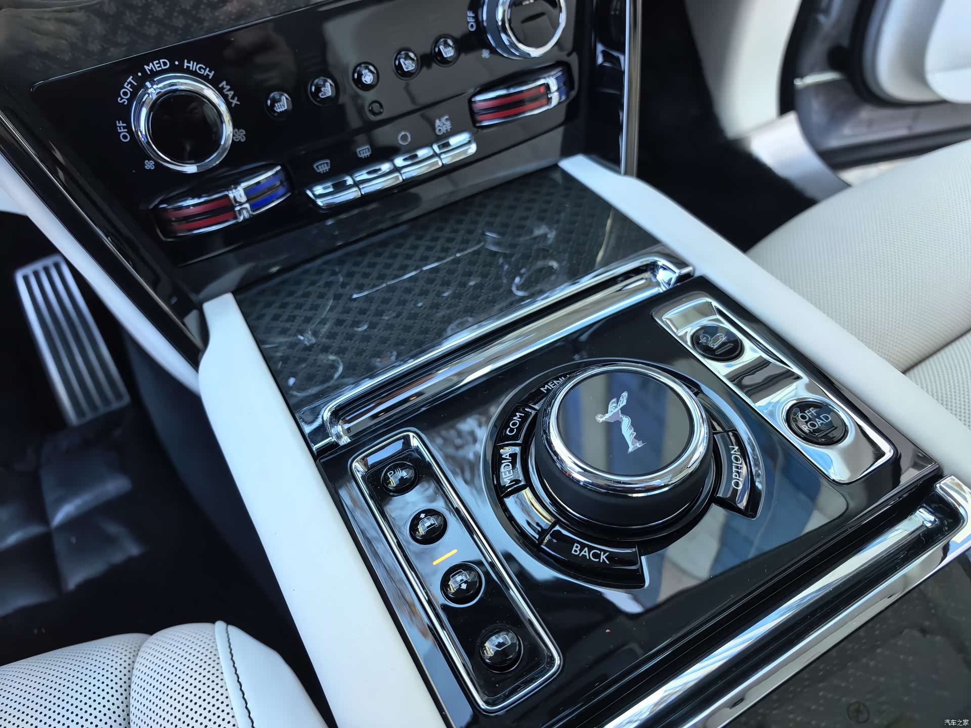 Rolls-Royce Cullinan, 2022 15