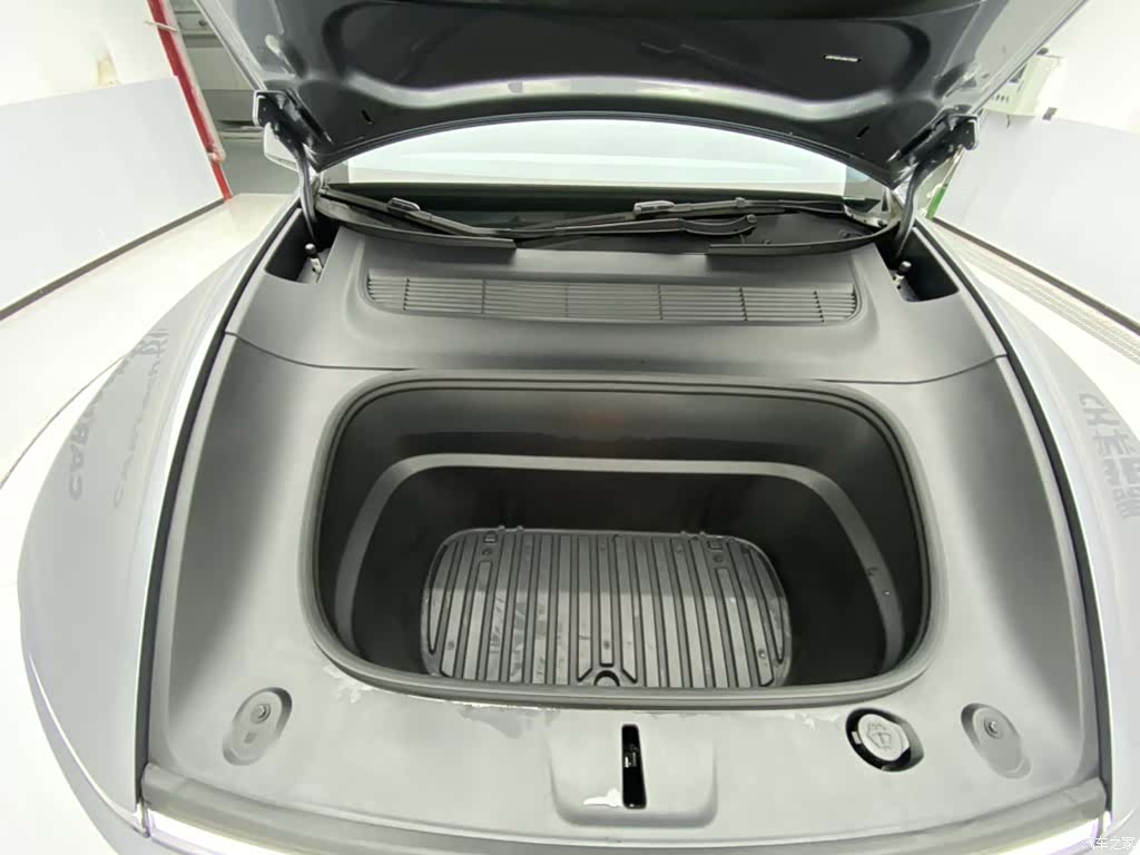 Tesla Model Y, 2025 12