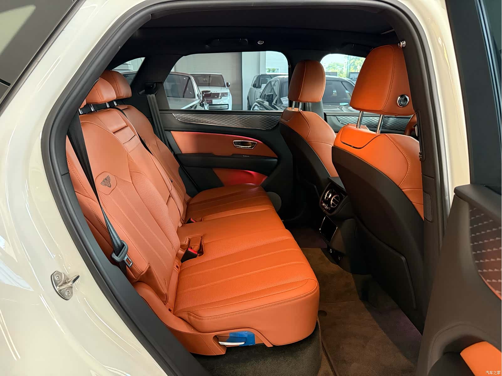 Bentley Bentayga, 2021 12