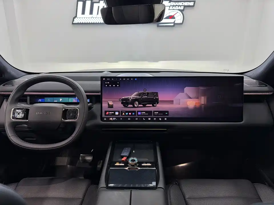 Lynk & Co 900
