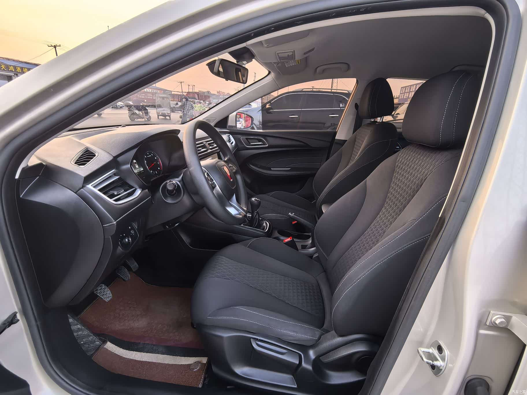 Roewe i5, 2020 8