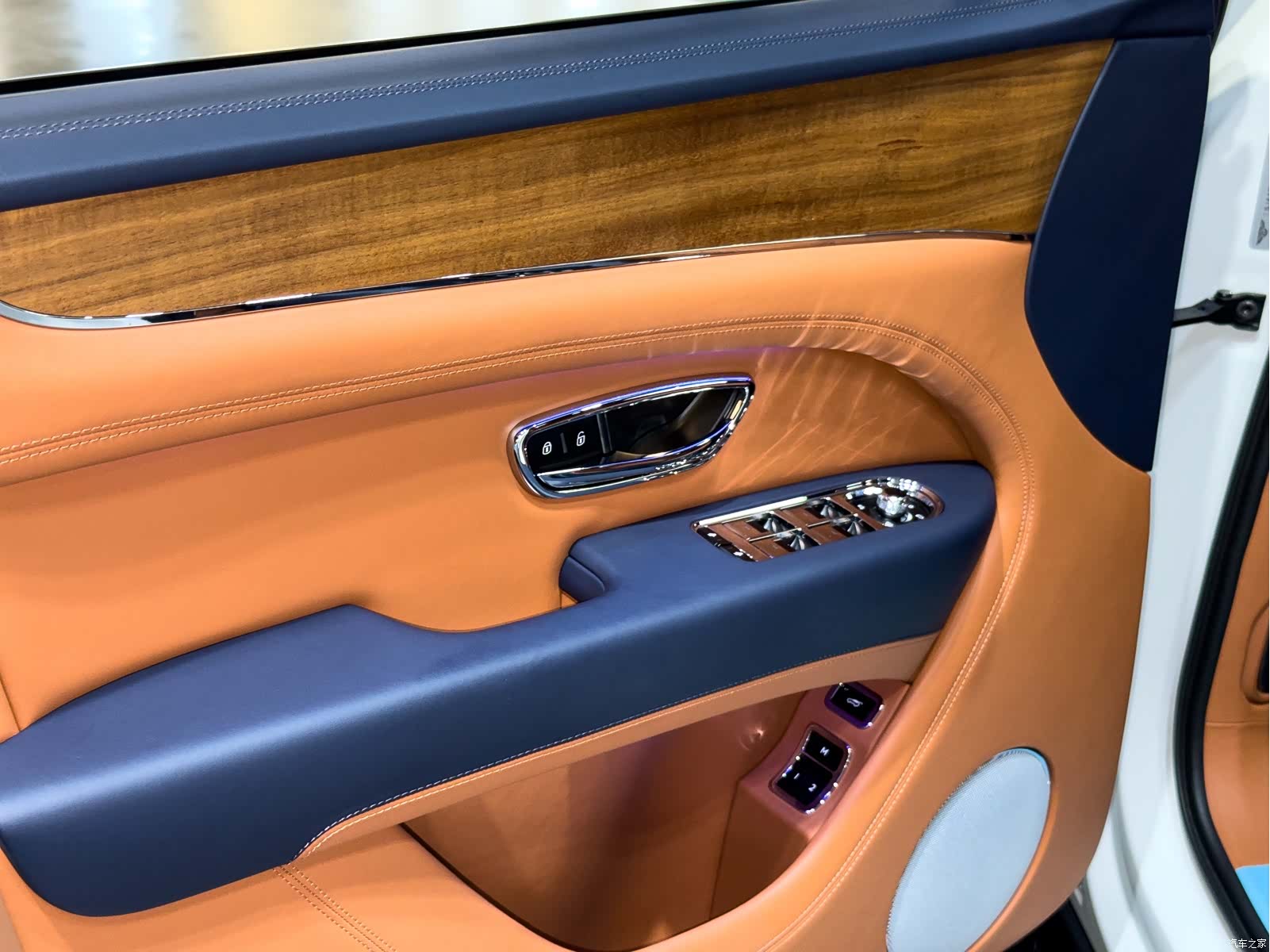 Bentley Bentayga, 2025 12