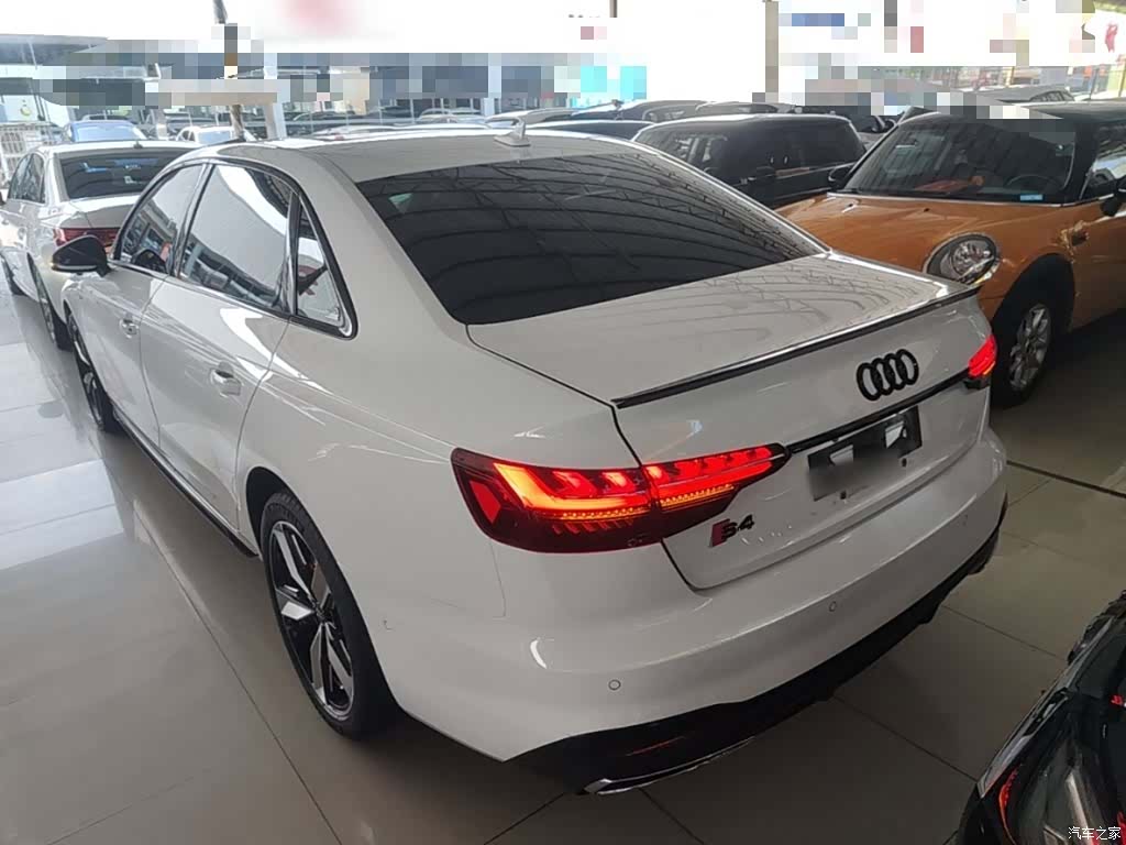 Audi A4L, 2022 все фото