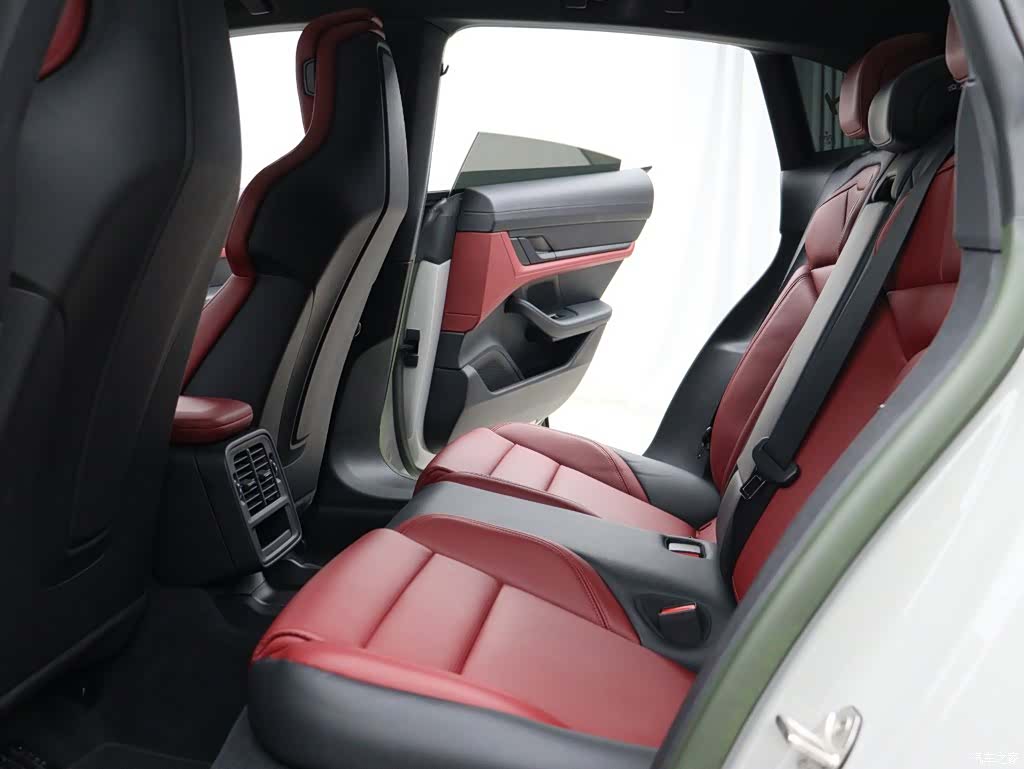 Porsche Taycan, 2023 7